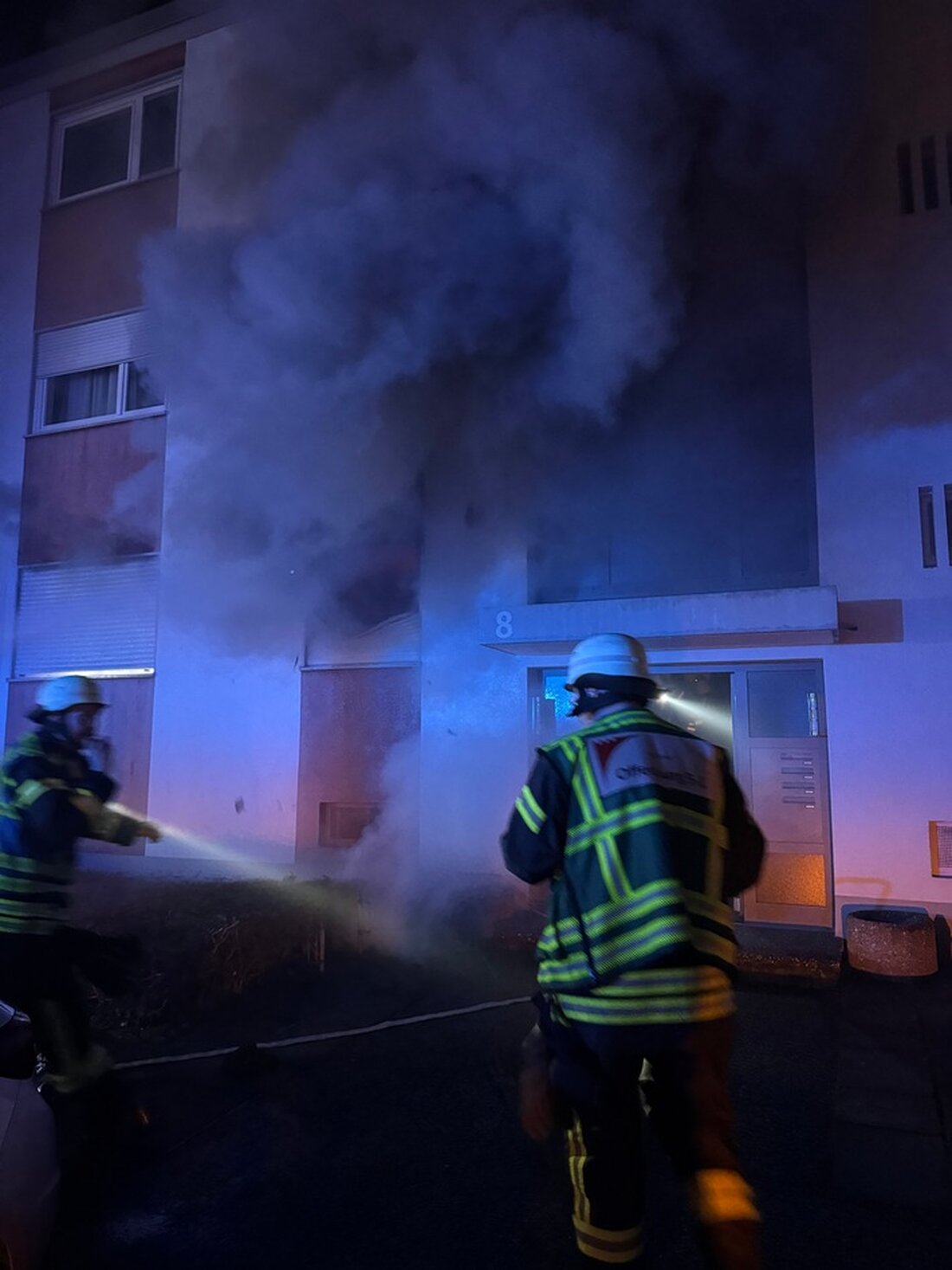 In Offenburg kam es zu einem Wohnungsbrand in einem Mehrfamilienhaus. Ein Bewohner wurde mit Verdacht auf Rauchvergiftung ins Krankenhaus gebracht.