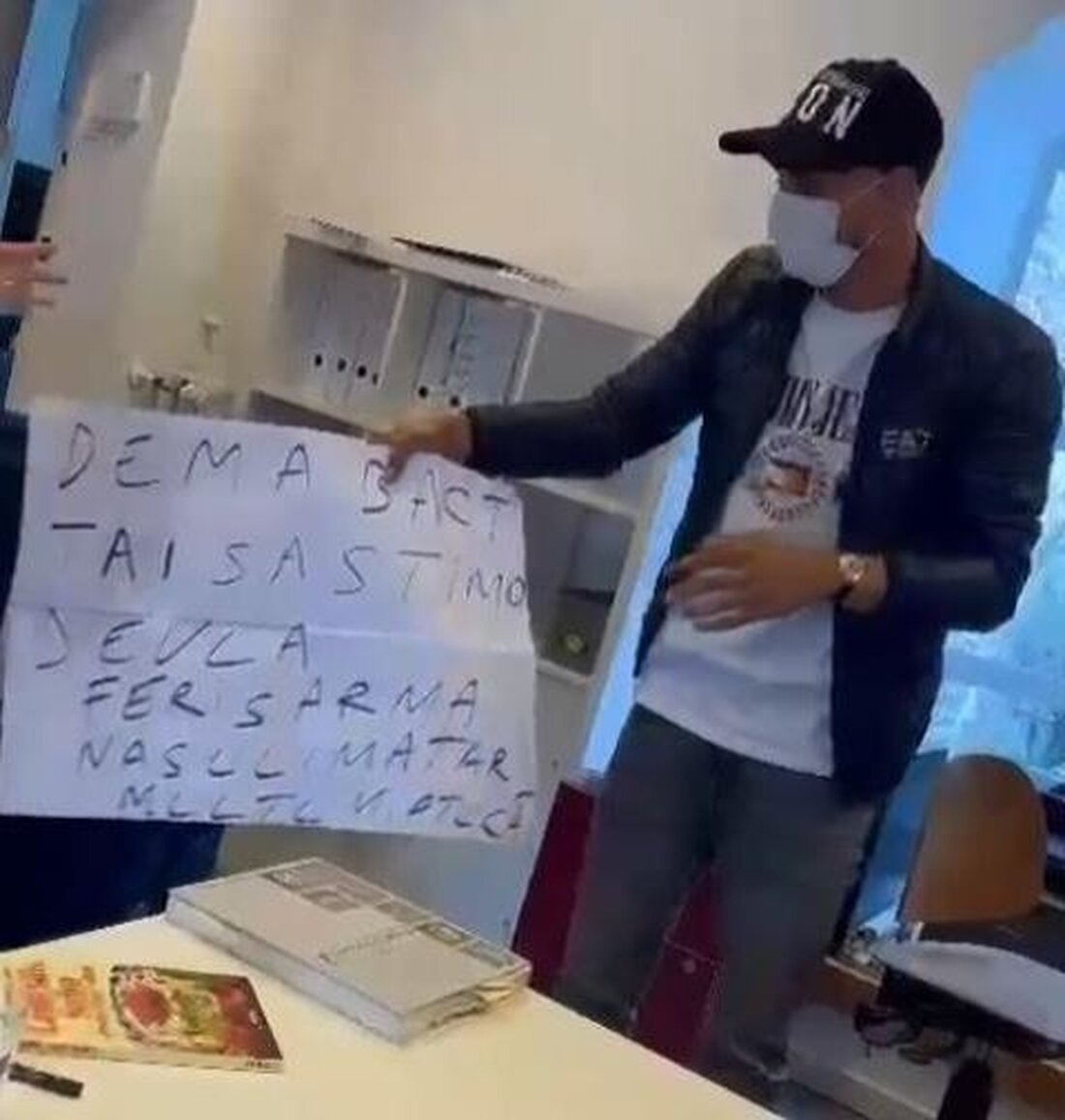 Die Polizei in Lingen sucht Zeugen zu einem Schmuckdiebstahl in einer Goldschmiede. Hinweise bitte unter 0591/870 melden.