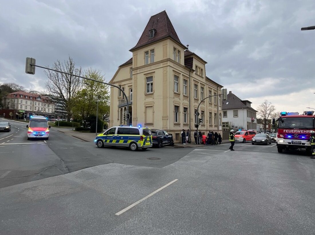 Schwerer Verkehrsunfall in Lübbecke: 46-jährige Fußgängerin lebensgefährlich verletzt, Ursache unklar. Ermittlungen laufen.