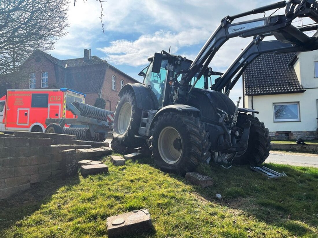Am 22. März prallte in Warburg-Wormeln eine landwirtschaftliche Zugmaschine gegen eine Grundstücksmauer und zerstörte einen Verteilerkasten. Der Fahrer erlitt leichte Verletzungen.