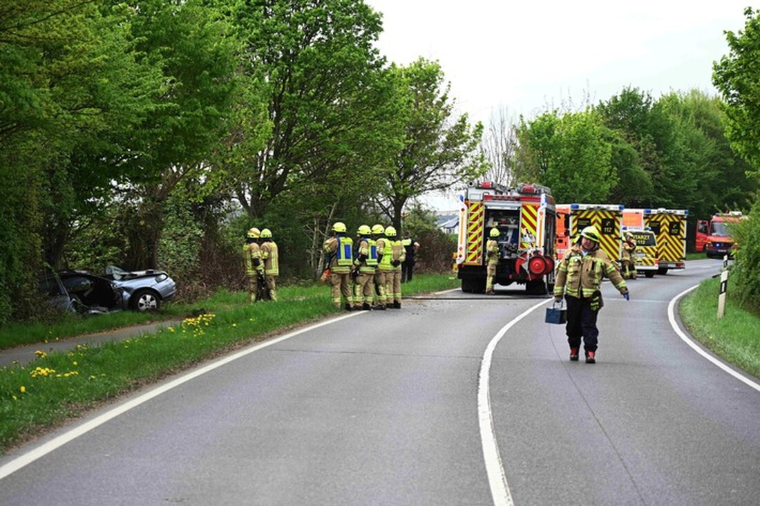 Feuerwehr Pulheim eilte zu einem Unfall auf der L213, bei dem zwei Insassen verletzt wurden. Polizei sperrte die Einsatzstelle.