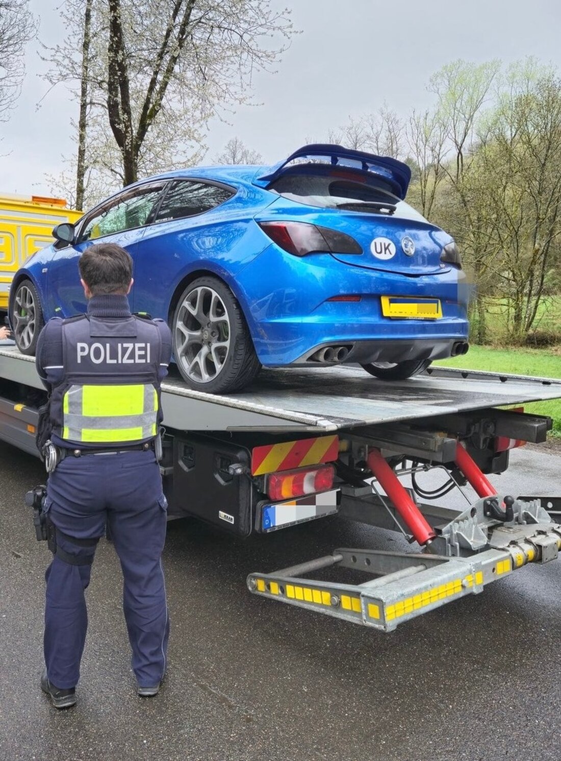 Am Carfreitag kontrollierte die Polizei Euskirchen gezielt Fahrzeuge auf den Anfahrtsstrecken zum Nürburgring und stellte mehrere sicher.