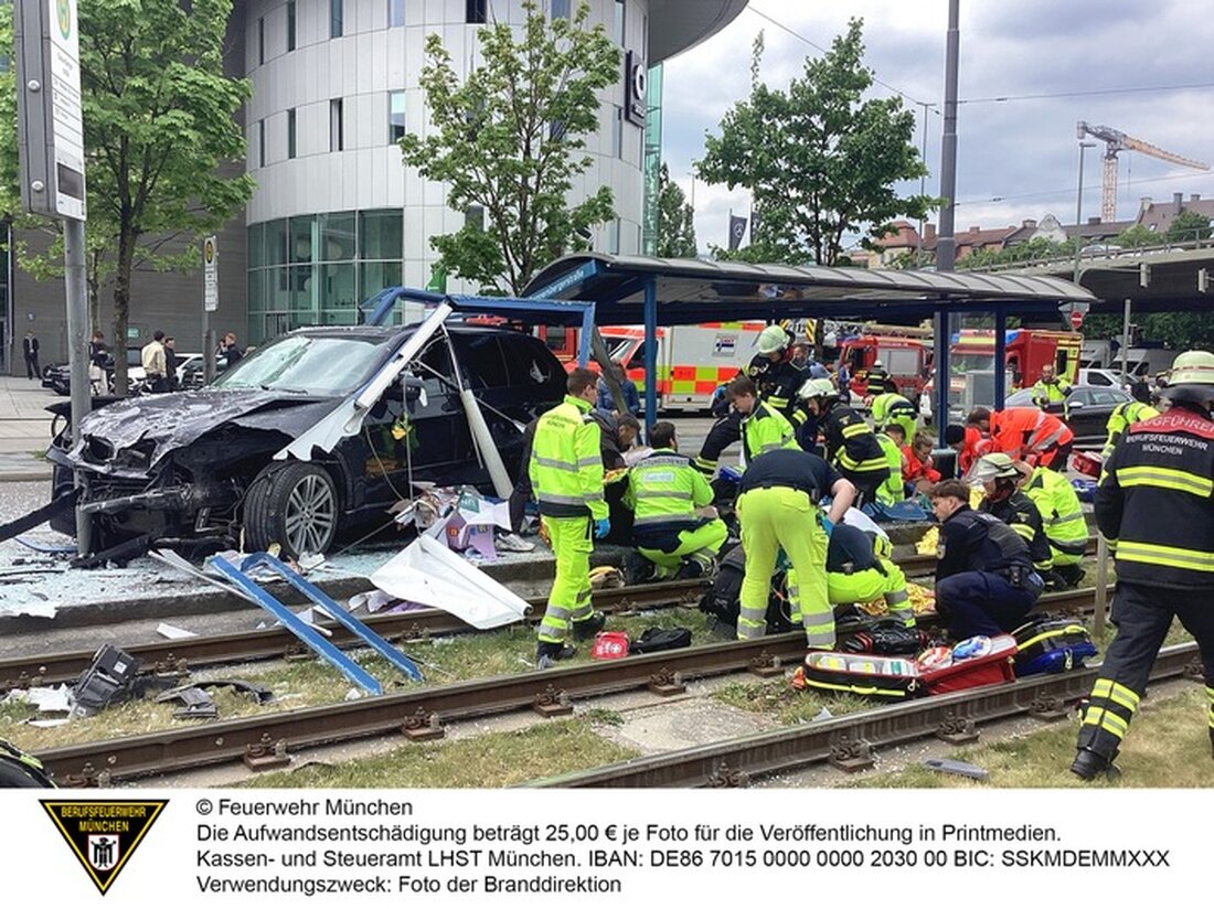 Sieben Personen wurden bei einem schwerem Unfall in Neuhausen verletzt, als ein Pkw in ein Trambahnhäuschen fuhr. Rettungskräfte vor Ort.