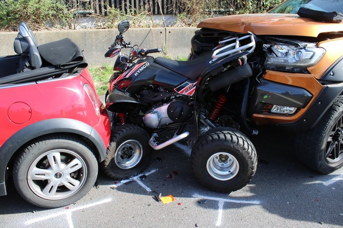 Bei einem Auffahrunfall mit vier Fahrzeugen auf der Dellmannstraße in Wermelskirchen wurde ein Quadfahrer lebensgefährlich verletzt.