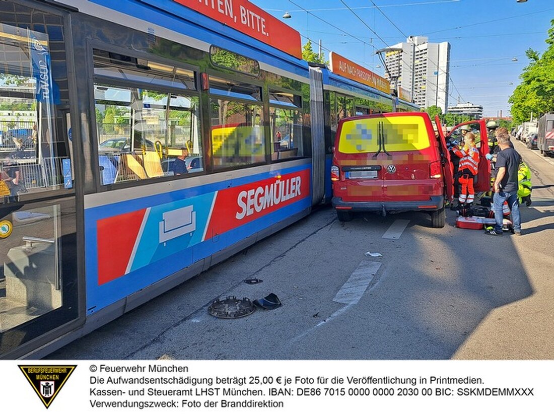 Ein Unfall zwischen einer Straßenbahn und einem Transporter ereignete sich am 30. April 2025 in München. Einsätze liefen umgehend.