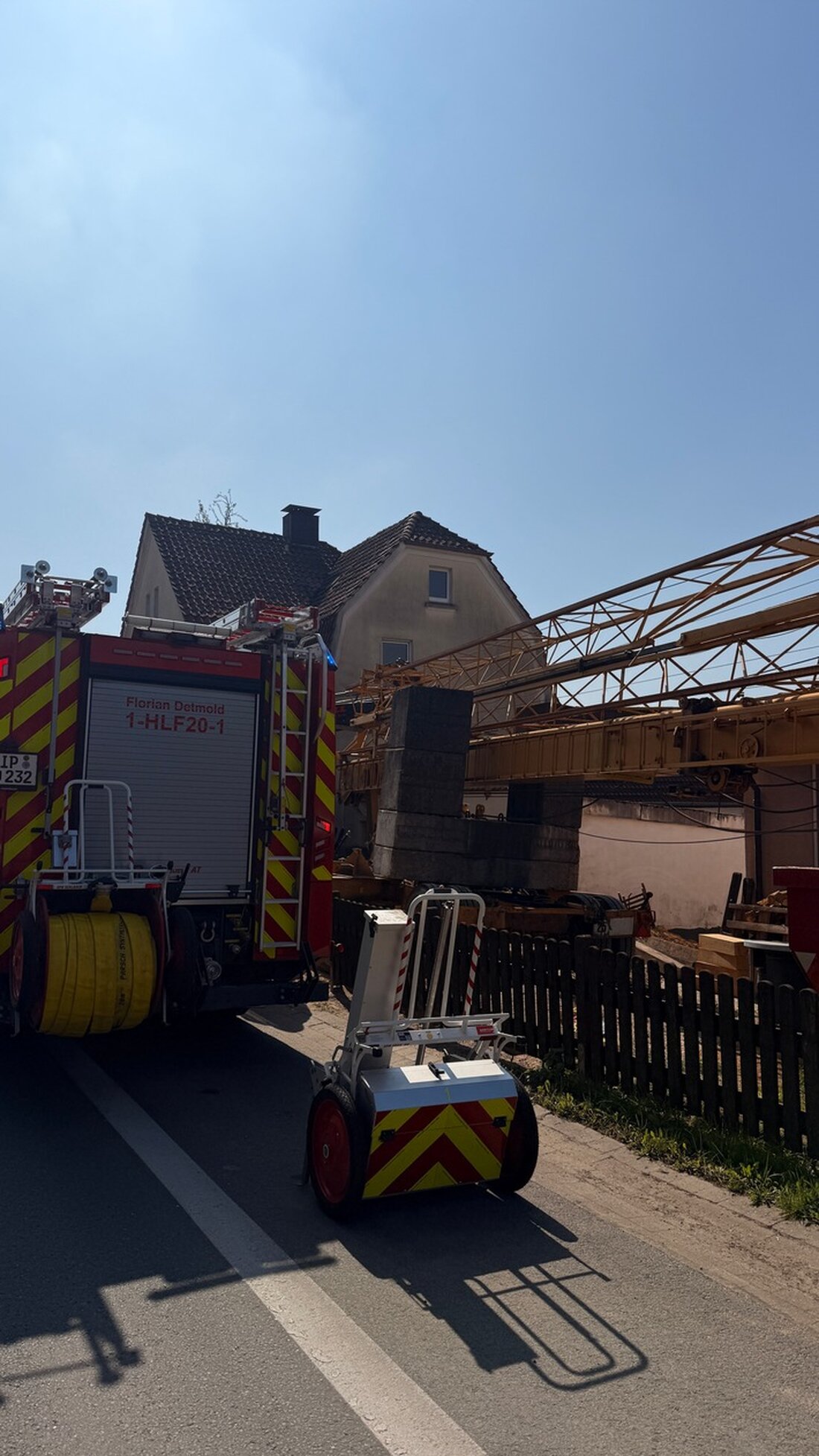 Feuerwehr Detmold rettet eingeklemmte Person nach Unfall mit Traktor und Kran. Verkehrsunfall sorgte für leichte Behinderungen.