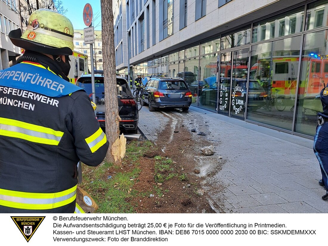 Ein Radfahrer wurde am 5. Februar 2025 in der Finkenstraße in Maxvorstadt bei einem Verkehrsunfall verletzt. Der Fahrer eines Mercedes verlor die Kontrolle und kollidierte mit dem Radfahrer, der anschließend mit mittelgradigen Verletzungen ins Krankenhaus gebracht wurde.