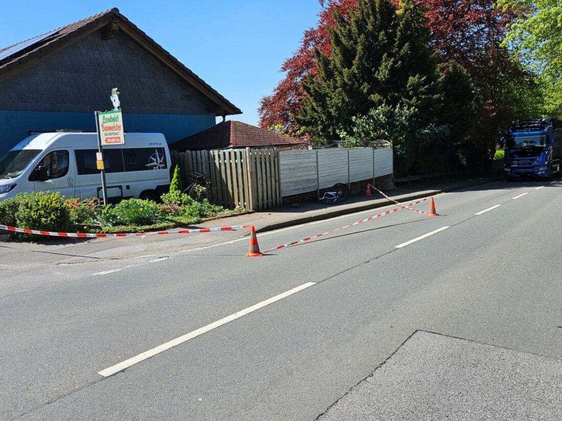 Am 28. April 2025 kam es an der Deller Straße zu einem Unfall zwischen Radfahrer und Bus. Der schwer verletzte Radfahrer wurde per Rettungshubschrauber ins Krankenhaus geflogen. Feuerwehr und Polizei sicherten die Unfallstelle.