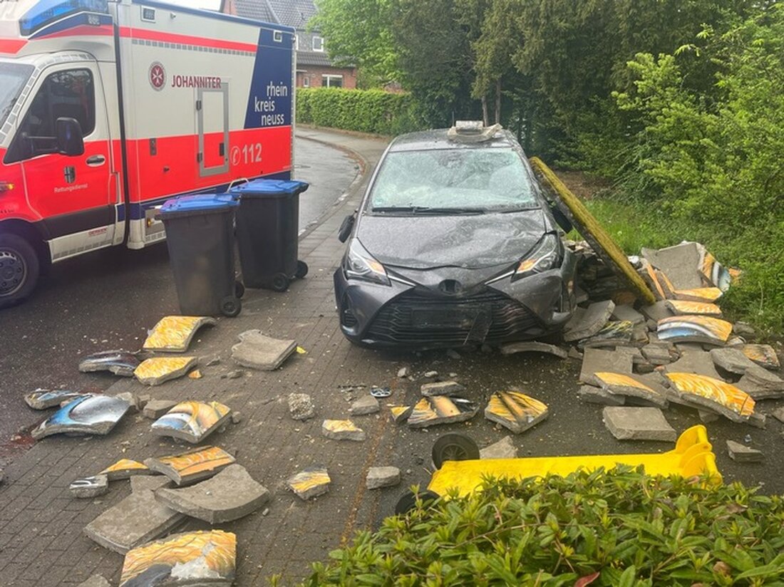 Eine 61-Jährige Fahrerin prallt in Lank-Latum mit ihrem Auto gegen eine Litfaßsäule und verursacht erheblichen Schaden. Sicherheit im Straßenverkehr ist essenziell.