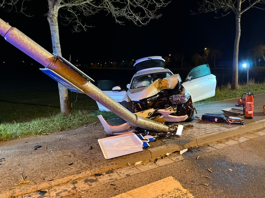 Vollbesetzter Pkw kracht in Fußgängerüberweg in Veilsdorf. Mehrere Verletzte, Polizei ermittelt. Unfallursache möglicherweise Geschwindigkeit.