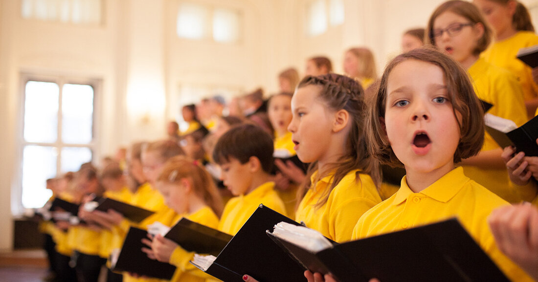 Schola Cantorum Leipzig eröffnet die Weihnachtssaison Am Donnerstag, den 1. Dezember 2022 um 18 Uhr, laden die Kinder- und Jugendchöre der Schola Cantorum Leipzig zur traditionellen Eröffnung der Advents- und Weihnachtssaison in die Obere Wandelhalle des Neuen Rathauses ein. © Schola Cantorum Singen werden die Vorschul- und Spatzenchöre unter der Leitung von Ayda-Lisa Agwa und Lissa Meybohm, der Kinderchor, der Mädchen- und Frauenchor, geführt von Michelle Bernard, und der Kammerchor der Stadt Leipzig, geleitetet von Sven Kühnast. Insgesamt finden sich etwa 200 Sängerinnen und Sänger zwischen fünf und über 30 Jahren zusammen und musizieren eine Auswahl der bekanntesten deutschen und &hellip;