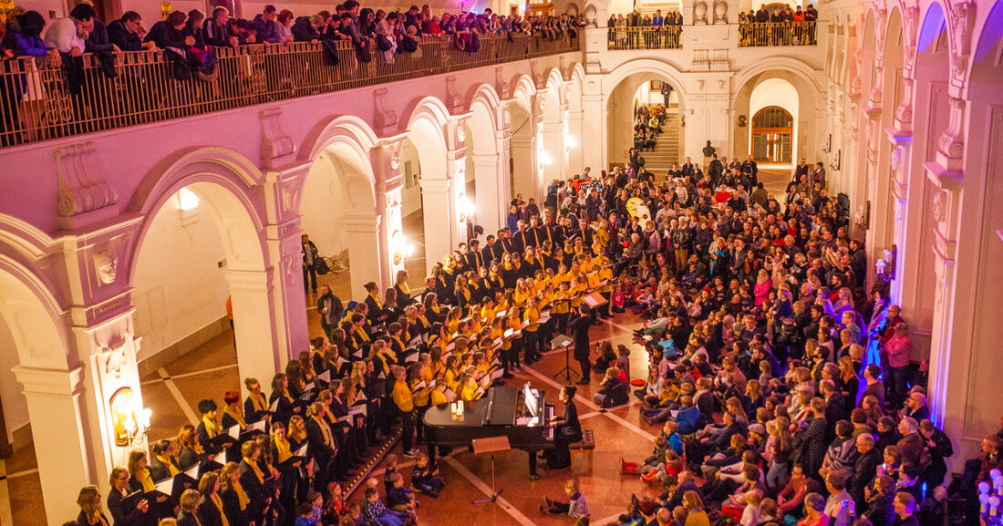 Schola Cantorum Leipzig eröffnet die Weihnachtssaison im Neuen Rathaus Am Sonnabend, dem 2. Dezember 2023, laden die Kinder- und Jugendchöre der Schola Cantorum Leipzig zur traditionellen Eröffnung der Advents- und Weihnachtssaison ins Neue Rathaus ein. Beim traditionellen Adventskonzert singen die Vorschul- und Spatzenchöre unter der Leitung von Ayda-Lisa Agwa und Magdalene Gööck, der Kinderchor unter der Leitung von Grit Stief, der Mädchen- und Frauenchor, geführt von Bernhard Steiner, und der Kammerchor der Stadt Leipzig, geleitet von Sven Kühnast. Insgesamt finden sich etwa 200 Sängerinnen und Sänger vom Vorschul- bis zum Erwachsenenalter zusammen und musizieren eine Auswahl der bekanntesten deutschen und …