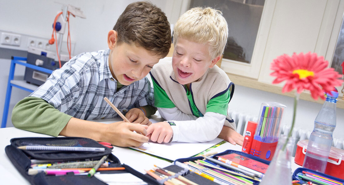 Der Modellversuch Inklusion in Baden-Württemberg erfreut sich einer großen Zufriedenheit seitens der Fachkräfte und Leitungen in den Kindertagesstätten. Das Ziel des Modellversuchs besteht darin, die Teams in den Einrichtungen bei ihrer inklusiven Arbeit zu stärken und Kinder mit (drohender) Behinderung genauso zu fördern und betreuen wie alle anderen Kinder. Seit 2020 bietet das Land verschiedene Angebote zur Unterstützung inklusiver Kitas an, darunter den Modellversuch Inklusion (MoVe In) in acht Stadt- und Landkreisen. Um die Wirksamkeit des Modellversuchs zu überprüfen und Verbesserungen vornehmen zu können, führt der Arbeitsbereich I des Forums Frühkindliche Bildung Baden-Württemberg eine unabhängige Evaluation durch. Diese Untersuchung zielt …