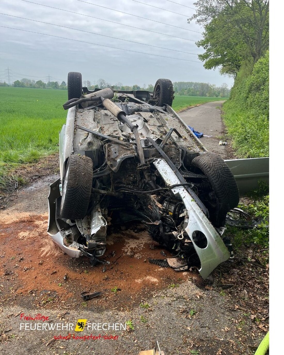 Bei einem Verkehrsunfall in Frechen wurde heute eine Person in einem PKW eingeklemmt, die später verstarb. Die Feuerwehr sicherte die Einsatzstelle.