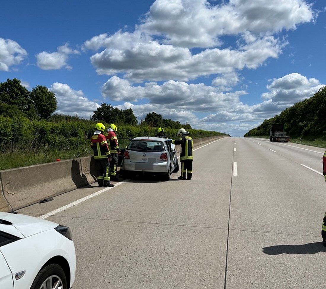 Vollsperrung der A4 bei Apolda nach Unfall zwischen Pkw und Lkw. Fahrer leicht verletzt, VW musste abgeschleppt werden.