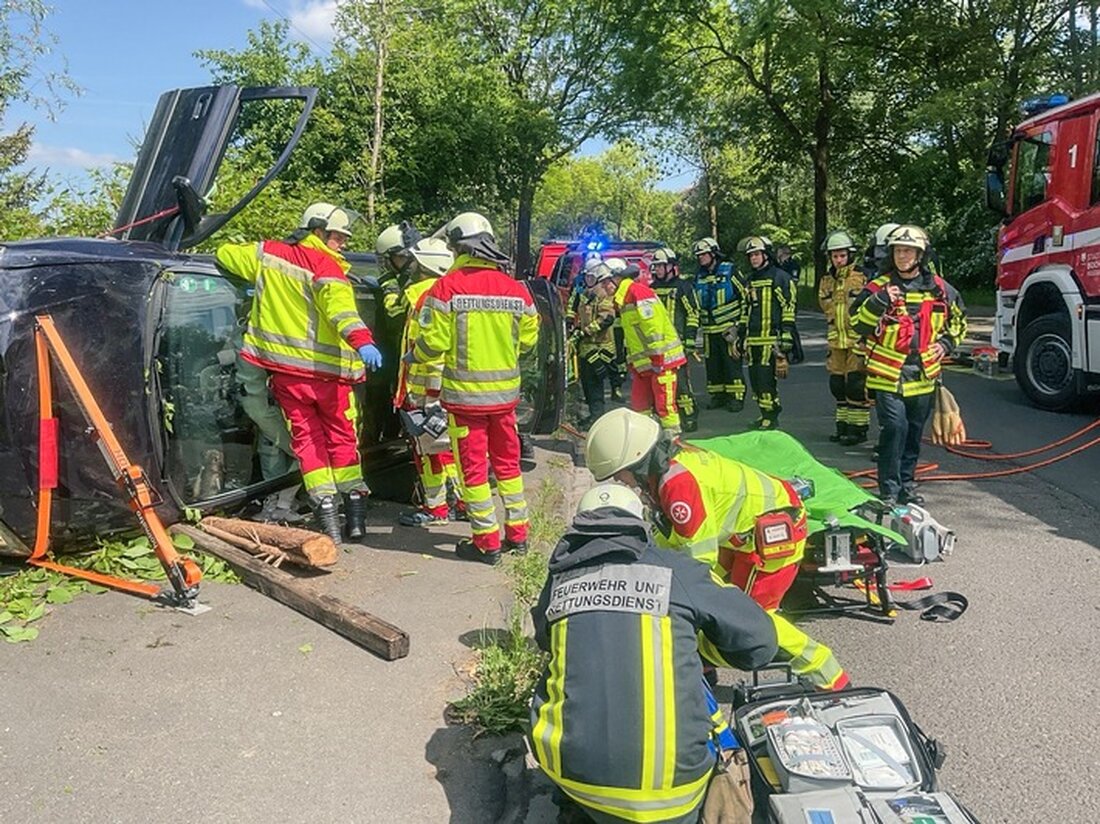 Ein Verkehrsunfall in Bochum Günnigfeld verletzte zwei Personen. Feuerwehr und Rettungsdienst waren vor Ort, um zu helfen.