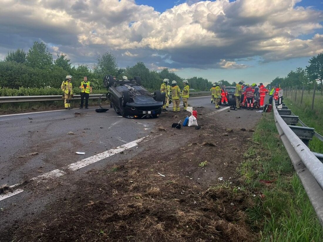 Vier Autoinsassen erlitten schwere Verletzungen bei einem Unfall auf der A26. Die Straße war zeitweise gesperrt.