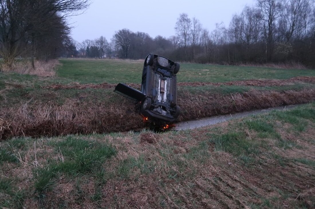 Bei einem Verkehrsunfall in Hatten am 25. März 2025 verletzte sich ein 23-jähriger Autofahrer leicht. Das Wetter könnte eine Rolle gespielt haben.