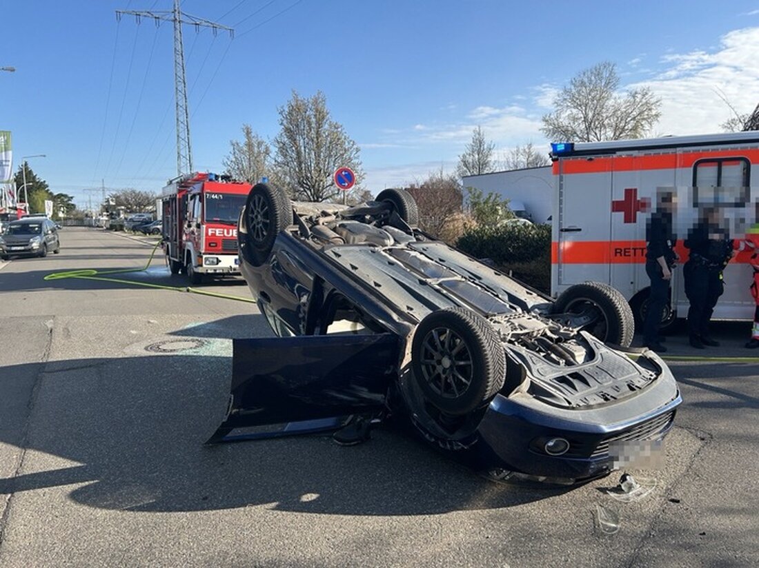 Am 24.03.2024 kam es in Neustadt/W. zu einem Unfall, bei dem ein Auto überschlug. Der Fahrer wurde leicht verletzt ins Krankenhaus gebracht.