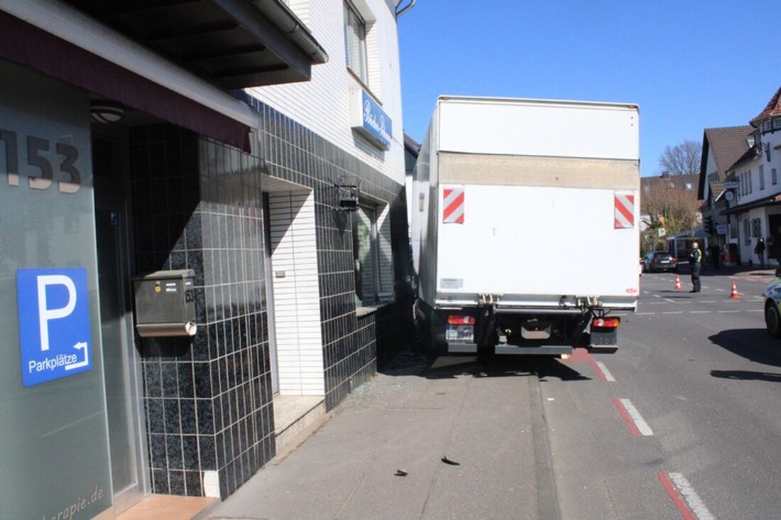 Ein Lkw in Bergisch Gladbach verlor die Kontrolle, prallte gegen einen Lichtzeichenmast und eine Hauswand. Fahrer in kritischem Zustand.