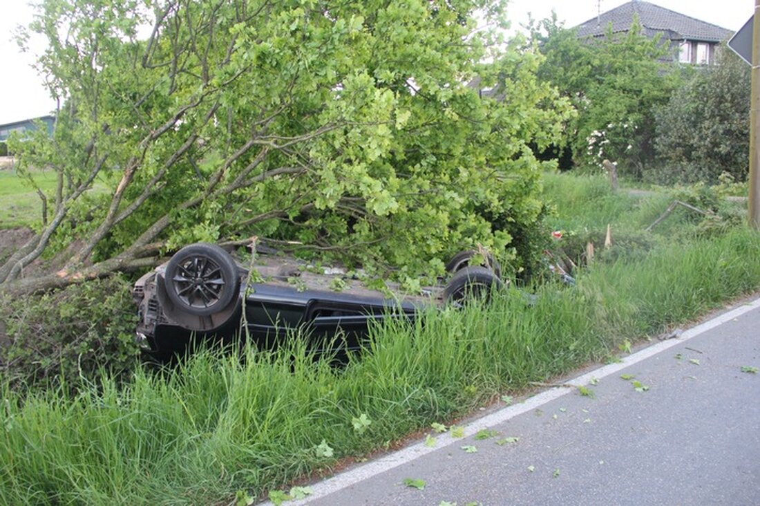Am Sonntagabend kam es auf dem Hülmer Deich zu einem schweren Verkehrsunfall. Ein 18-Jähriger überschlug sich mit seinem Audi, seine 16-jährige Beifahrerin wurde schwer verletzt.