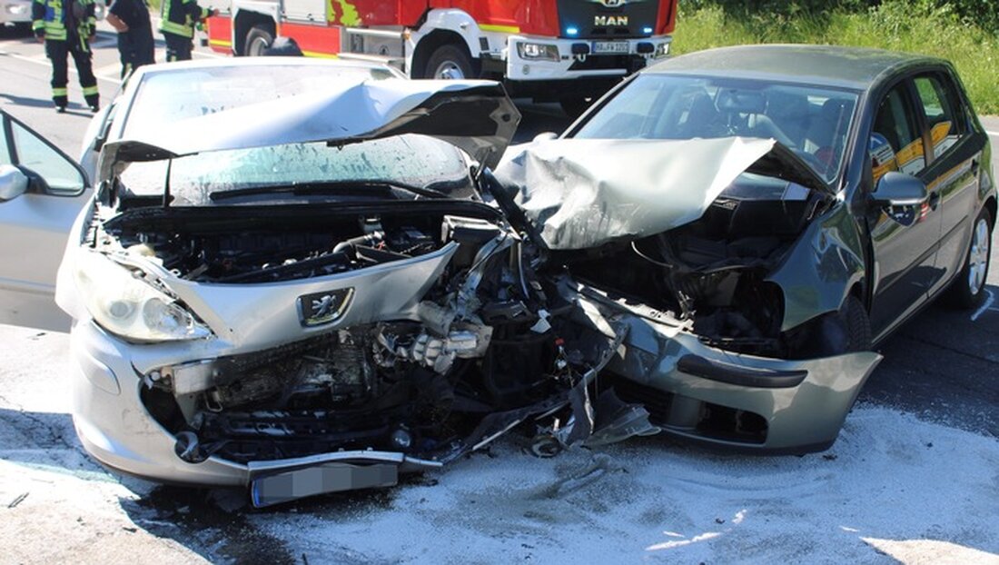 Ein 58-jähriger Mann wurde bei einem Verkehrsunfall am Volmeabstieg schwer verletzt, als sein PKW nach einem Zusammenstoß Feuer fing.