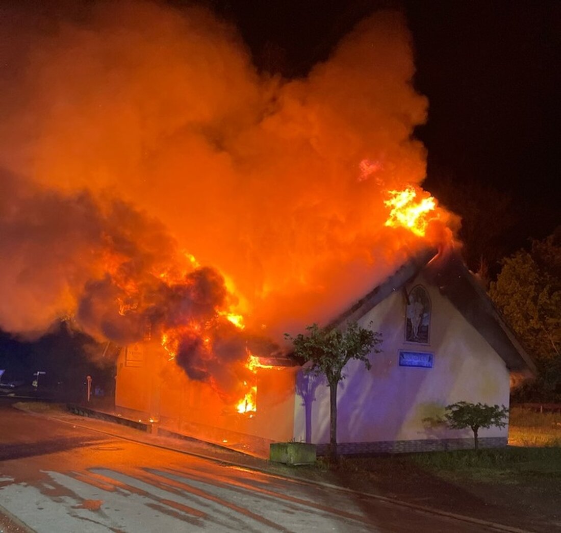 Die Landespolizeiinspektion Nordhausen ermittelt nach dem Brand des Schützenhauses in Brehme, der starke Sachschäden verursachte.