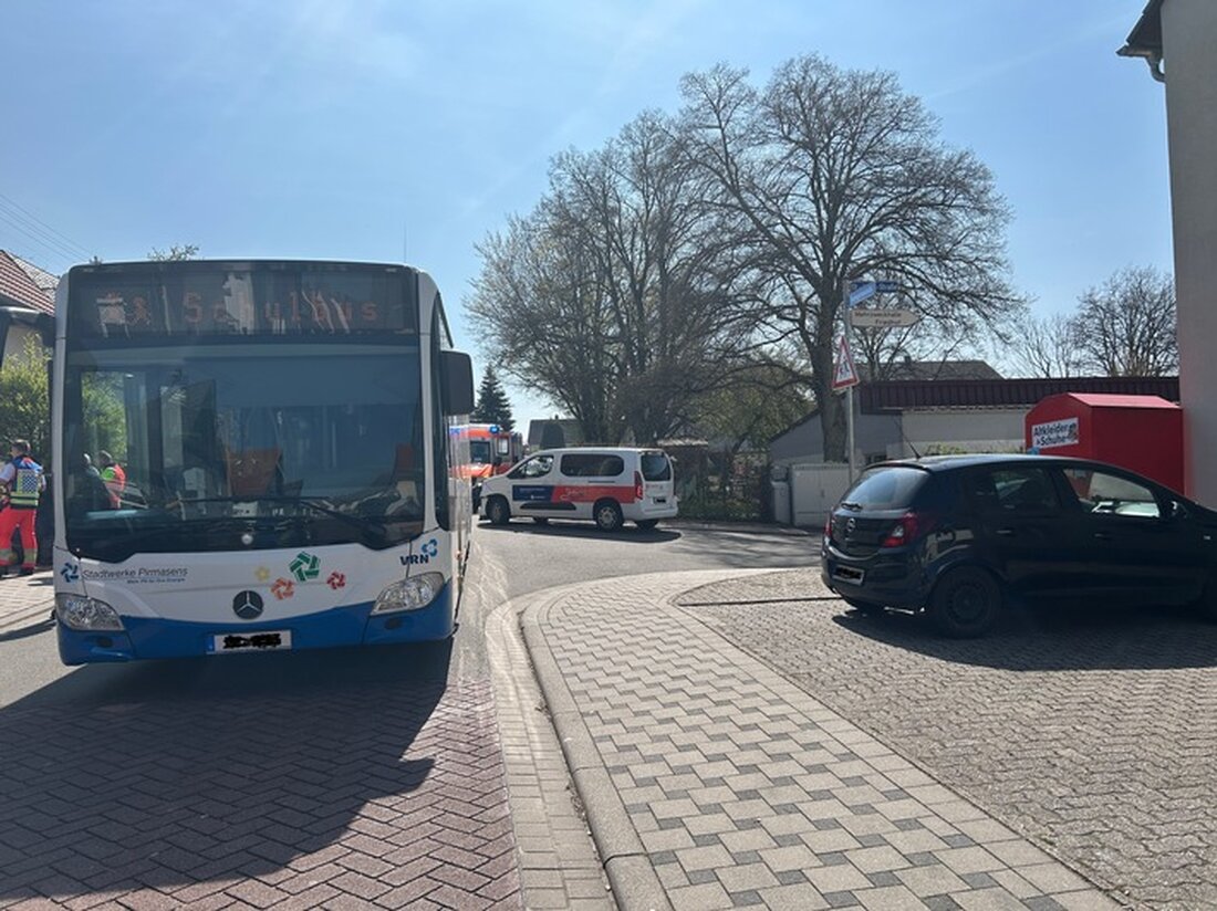 Bei einem Unfall zwischen einem Pkw und einem Schulbus in Pirmasens wurden mehrere Kinder verletzt. Die Fahrerin missachtete die Vorfahrt.