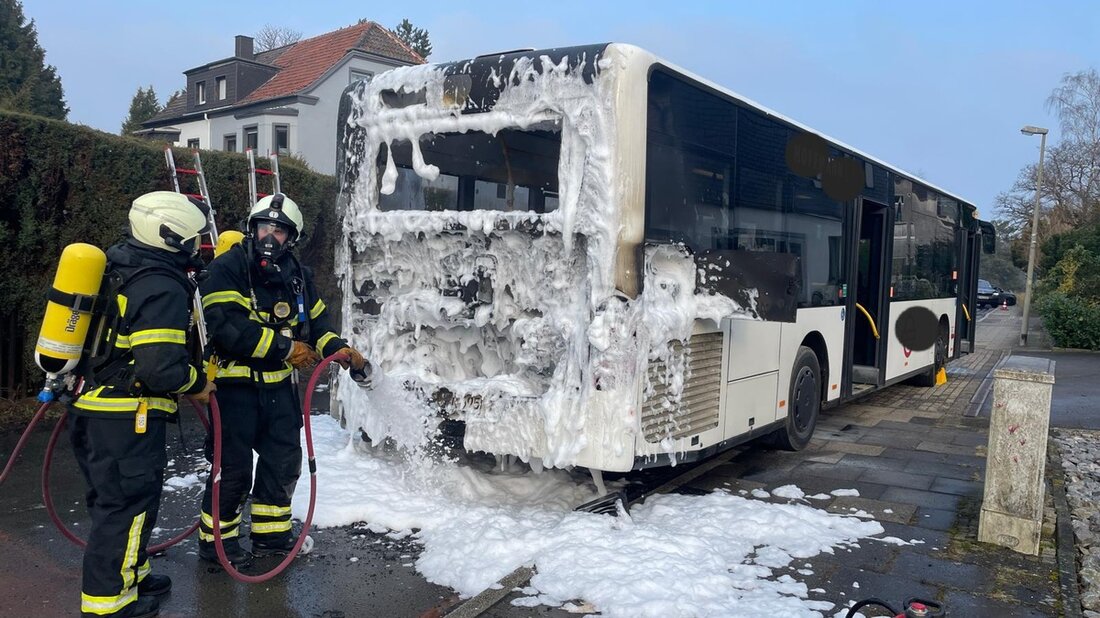 Feuerwehr Witten löscht Brand in einem Schulbus ohne Schüler an Bord. Fahrer blieb unverletzt. Einsatzdetails hier erfahren.