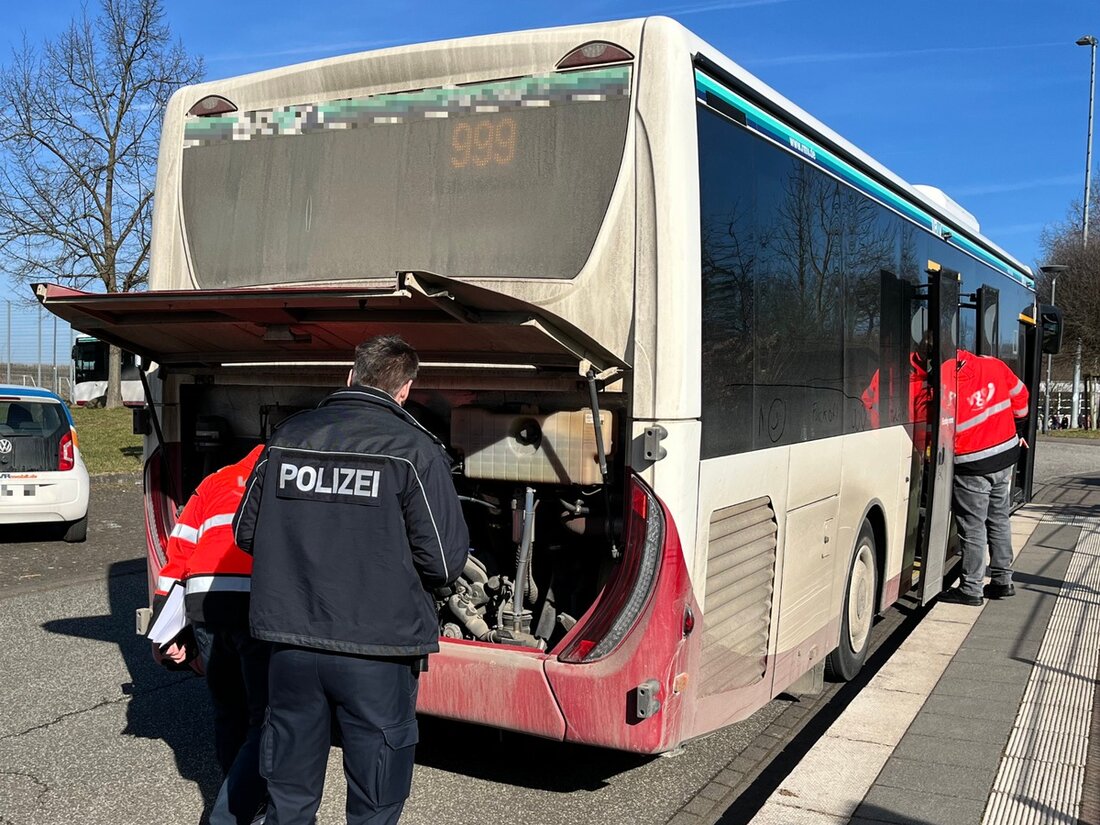 Schulbuskontrollen im Wetteraukreis zur Sicherheit der Schüler, Einbrüche in Nidda und Dudenrod, Aufbruchsversuch an Kirche.