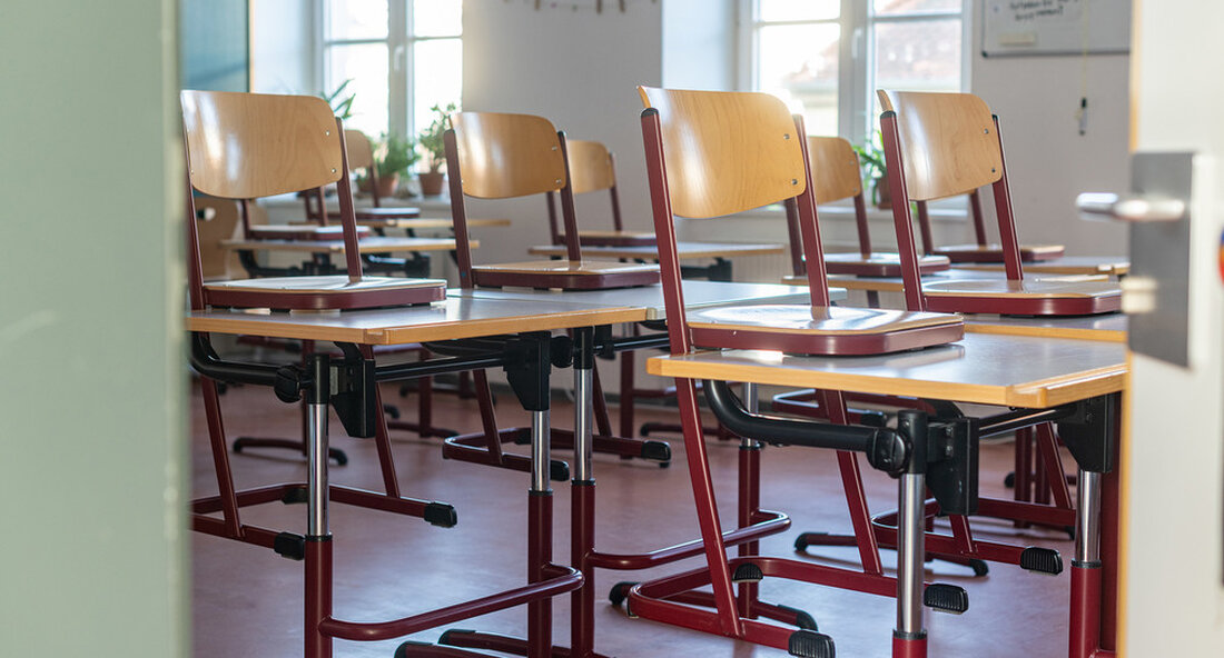 Nach der aktuellen Entscheidung von Bund und Ländern zu den Koronamaßnahmen werden Schulen und Kindertagesstätten in Baden-Württemberg vom 16. Dezember 2020 bis einschließlich 10. Januar 2021 geschlossen. Dieser drastische Schritt ist angesichts der Anzahl der Infektionen unvermeidlich. Bei ihrer Telefonkonferenz am 13. Dezember 2020 haben Bundeskanzler und Regierungschefs der Bundesländer beschlossen, die Kontakte in Schulen und Kindertagesstätten vom 16. Dezember 2020 bis zum 10. Januar 2021 erheblich einzuschränken Wenn möglich, sollten Kinder zu Hause betreut werden. Daher werden Schulen und Kindertagesstätten in dieser Zeit landesweit geschlossen. Ein drastischer Schritt unvermeidlich „Dieser drastische Schritt steht vor Infektionszahlen unvermeidlich auf Rekordniveau. Wenn …