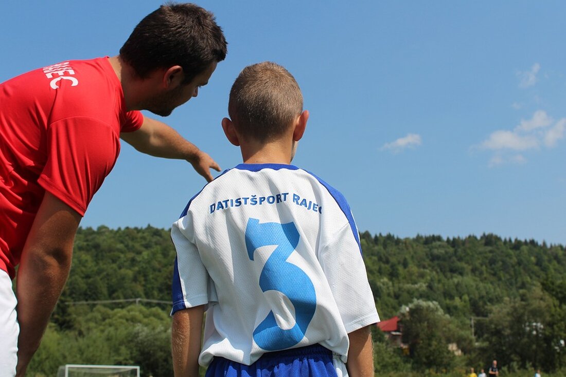 Der Bezirksstadtrat für Weiterbildung, Schule, Kultur und Sport, Marco Brauchmann, informiert darüber, dass alle Schülerinnen und Schüler in Treptow-Köpenick, die im nächsten Schuljahr in die 7. Klasse wechseln, mit einem Schulplatz versorgt sind. Am Dienstag, dem 11.06.2024, wurden berlinweit die Schulbescheide für den Übergang in Klasse 7 des Jahrgangs 2024/25 versandt. Trotzdem konnten 186 Schülerinnen und Schüler mit Wohnort in Treptow-Köpenick keine ihrer drei Wunschsulen zugewiesen werden, wobei circa 100 von ihnen sich nicht innerhalb der Frist angemeldet haben. In Zusammenarbeit mit der Senatsverwaltung für Bildung, Jugend und Familie und den anderen Bezirken bietet das Schul- und Sportamt Treptow-Köpenick nach …
