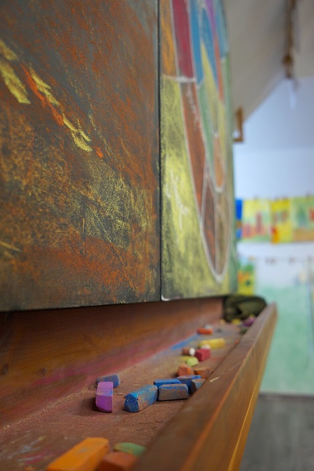 Die Bezirksverordnetenversammlung Reinickendorf hat auch in diesem Jahr wieder Mittel im Rahmen des Projektmittelfonds Schule bereitgestellt, um außergewöhnliche Schulprojekte zu unterstützen. Insgesamt haben 14 Schulen aus Reinickendorf für das Jahr 2024 Projektanträge eingereicht, die eine Vielzahl von Themen und Aktivitäten abdecken. Die eingereichten Ideen reichen von der Anschaffung einer mobilen Soundanlage über die Einrichtung einer Fahrradwerkstatt bis hin zur Organisation eines Inklusionstages zum Thema Autismus. Auch Projekte zur Mobilitätsbildung, zum Forschen und Experimentieren sowie zur Gestaltung von Schulgärten und innovativen Lernoasen auf dem Schulgelände werden unterstützt. Über die Vergabe der Fördermittel entscheidet eine Jury, bestehend aus Vertretern der in der …