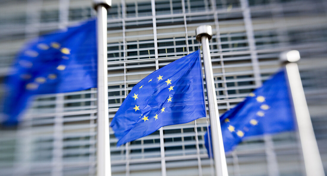 Anlässlich des Schulprojekttags zur Europäischen Union haben Kultusministerin Theresa Schopper sowie die Staatssekretäre Sandra Boser und Volker Schebesta Schulen im Land besucht. Die europapolitische Bildung ist im Bildungsplan Baden-Württembergs an zahlreichen Stellen verbindlich verankert. Deutschland und Baden-Württemberg liegen im Herzen Europas. Schon deshalb ist der Schulprojekttag zur Europäischen Union (EU) am 22. Mai 2023 ein wichtiger Termin im Kalender der Amtsspitze des Kultusministeriums. Studien belegen darüber hinaus die große Bedeutung der Europäischen Union für die Heranwachsenden hierzulande. So stehen fast 90 Prozent laut Bertelsmann-Stiftung voll hinter der EU. Da ist es logisch, dass das Thema Europa auch in der Bildung …