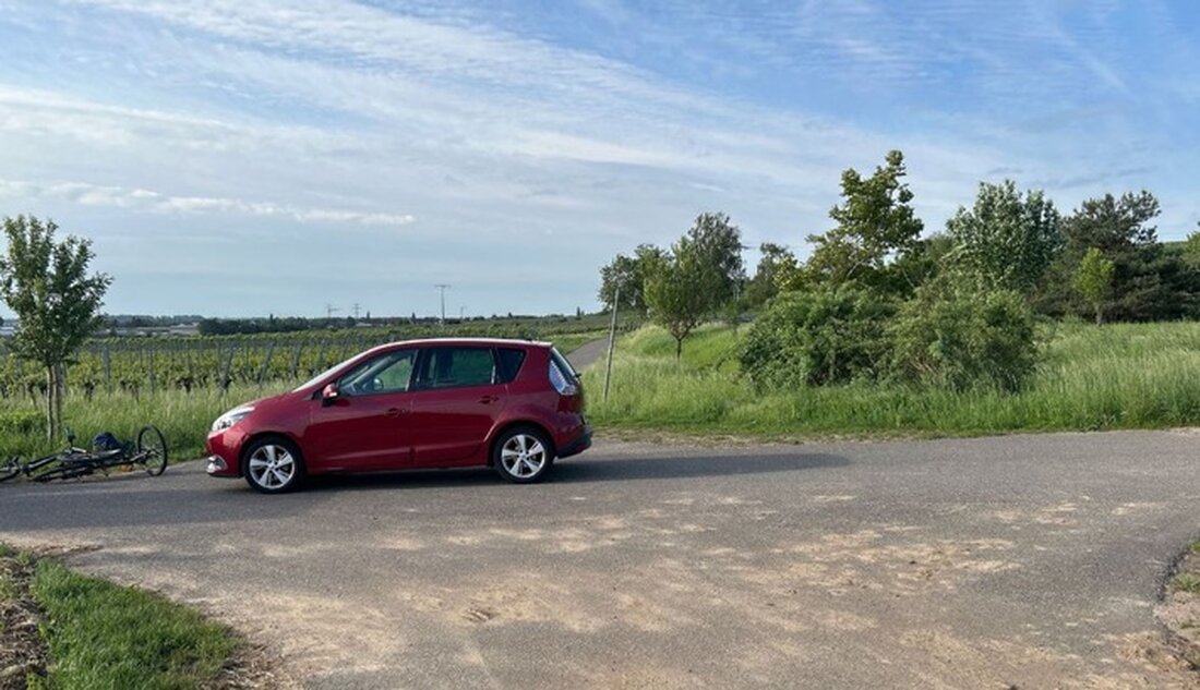 Zwei Schüler wurden bei einem Unfall auf dem Wirtschaftsweg bei Maikammer verletzt. Sie ignorierten ein herannahendes Fahrzeug.