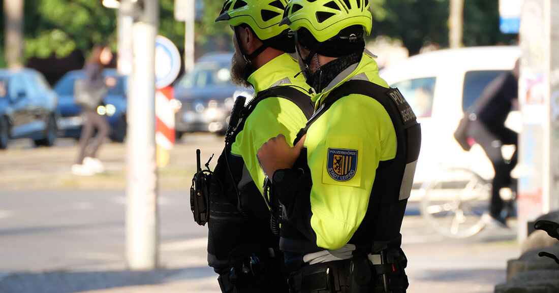 Schulwegsicherheit: Ordnungsamt und Polizei kontrollieren gemeinsam In Kooperation mit der Polizei sichert das Ordnungsamt derzeit durch Kontrollen der Verkehrsüberwachung die Schulwege und sensibilisiert dahingehend die Verkehrsteilnehmer. In der ersten Woche des neuen Schuljahres 2022/23 hat das Ordnungsamt zudem abteilungsübergreifend und in Kooperation mit der Polizei umfangreiche zusätzliche Maßnahmen zur Schulwegsicherung durchgeführt. © Stadt Leipzig Bereits in der ersten Schulwoche wurde 33 Ordnungswidrigkeiten aufgenommen und 1 Abschleppvorgang angeordnet. Im Rahmen der Kontrollen wurden auch viele Gespräche mit Eltern, Lehrkräften und Bürger/‑innen geführt. Die Resonanz war durchgehend positiv, allerdings haben sich auch einige auf ihr Fehlverhalten angesprochene Personen uneinsichtig gezeigt. Das Ordnungsamt wird auch …