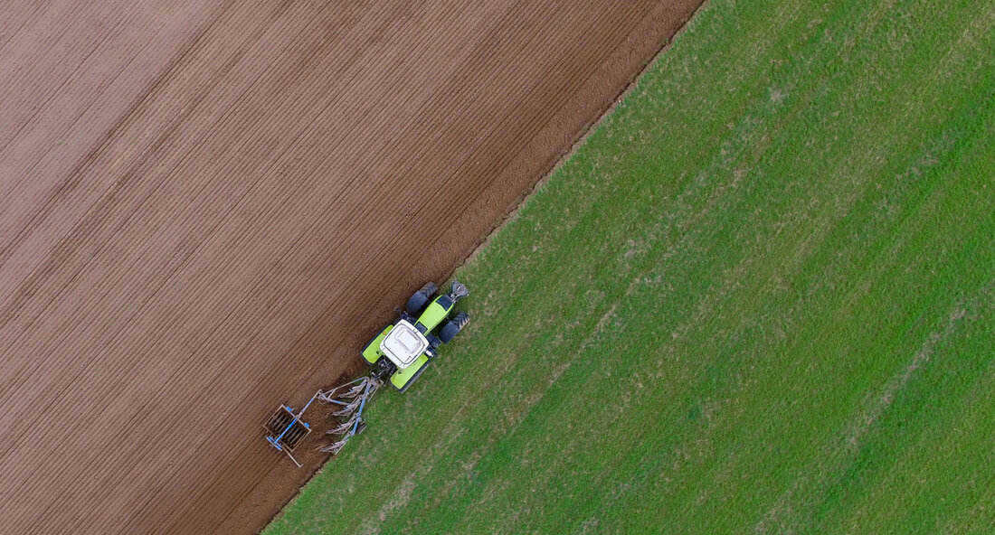 Beim grenzüberschreitenden Bodenmarktkongress in Baden-Baden wurde deutlich, dass der Schutz landwirtschaftlicher Flächen für die Bäuerinnen und Bauern von höchster Bedeutung ist. Minister für Ernährung, Ländlichen Raum und Verbraucherschutz, Peter Hauk, betonte die Wichtigkeit des Bodens als essenzieller Produktionsfaktor und die Bedeutung einer umweltschonenden landwirtschaftlichen Erzeugung. In den letzten Jahren hat der Abgang landwirtschaftlicher Flächen zugenommen, was vor allem für junge Landwirtinnen und Landwirte eine Herausforderung darstellt. Der Bodenmarktkongress diente dazu, neue Wege für den Schutz landwirtschaftlicher Flächen zu erarbeiten und grenzüberschreitende Lösungsansätze zu diskutieren. Es wurde betont, dass bestehende gesetzliche Regelungen zum Flächensparen und zum Schutz landwirtschaftlicher Flächen in der …