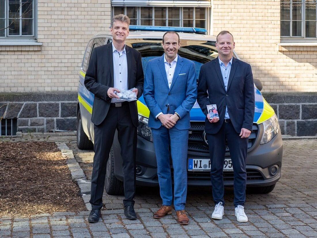 Polizeipräsident Krückemeier übergibt in Mittelhessen Schutzschleifen zur Stärkung von Respekt und Solidarität gegenüber Einsatzkräften.