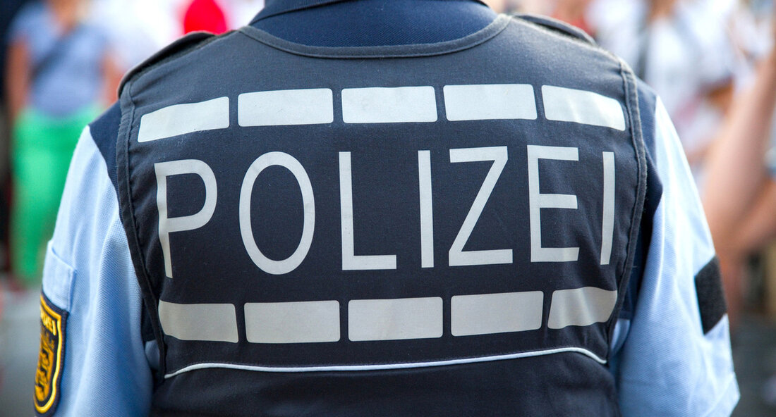 Die Polizei Baden-Württemberg ist mit einer hochwertigen Schutzausstattung ausgerüstet, darunter auch ballistische Unterziehschutzwesten. Am 31. Januar 2023 wurde jedoch bekannt gegeben, dass ein bestimmtes Modell dieser Westen nicht den hohen Sicherheitsstandards der Polizei entspricht. Dies bedeutet, dass es unter spezifischen Laborbedingungen zu Durchschüssen kommen kann, die ca. drei Prozent der Weste betreffen. Das Risiko ist jedoch gering und die Herstellerfirma arbeitet mit Hochdruck an Lösungen. Das Landespolizeipräsidium steht in engem Kontakt mit der Herstellerfirma. Zumeldung des Innenministeriums Baden-Württemberg zu den ballistischen Unterziehschutzwesten der Polizei Baden-Württemberg. Die Polizei Baden-Württemberg ist – auch mit Blick auf andere Länder in Deutschland – in …