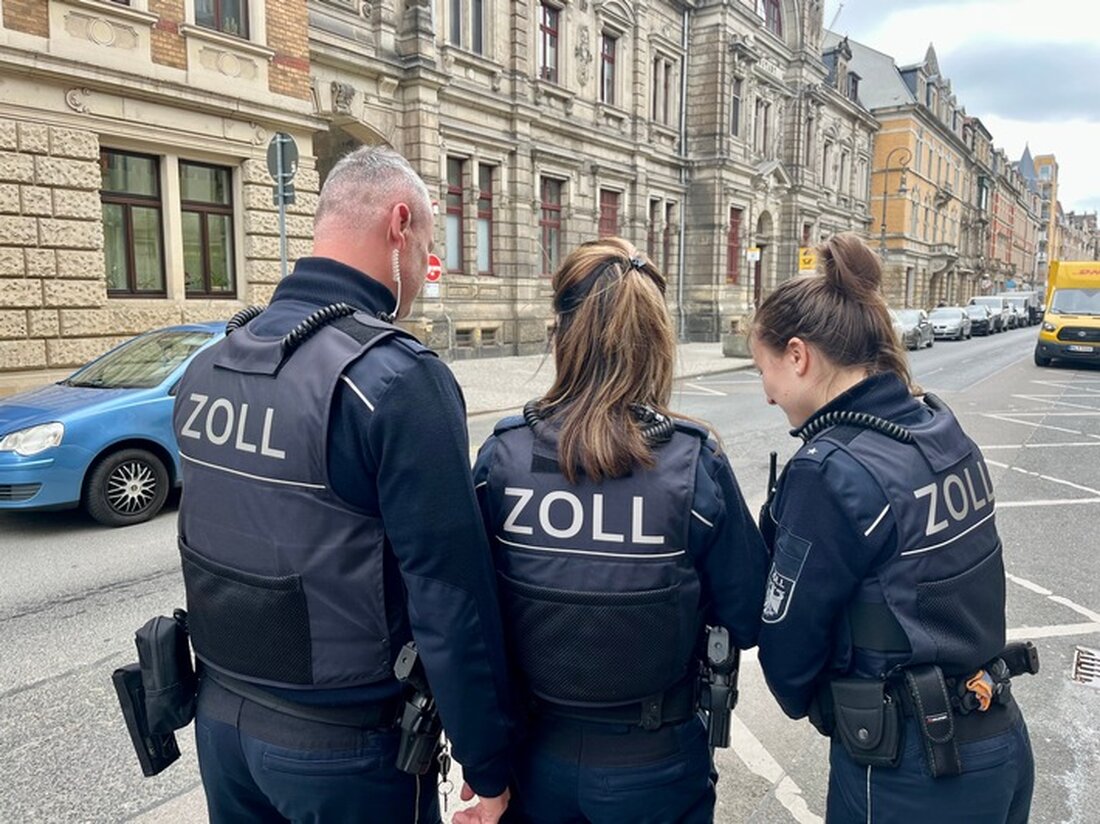 Finanzkontrolle Schwarzarbeit prüft am 11. April 2025 in Pirna Frisörsalons. 60 Zöllner erfassten über 30 Objekte und fanden Verdachtsfälle.