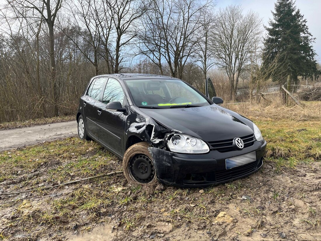 Polizei ermittelt nach Unfall mit beschädigtem VW Golf, der in Schauenburg steckenblieb. Hinweise zur Unfallstelle gesucht.