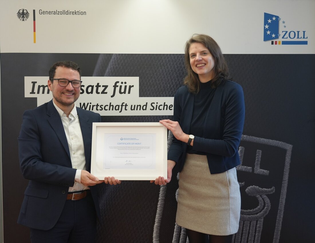 Ein Zöllner aus Schweinfurt, Peter Düßeldorf, erhält vom Weltzollorganisation ein Zertifikat für außergewöhnliche Leistungen zum Weltzolltag 2025.