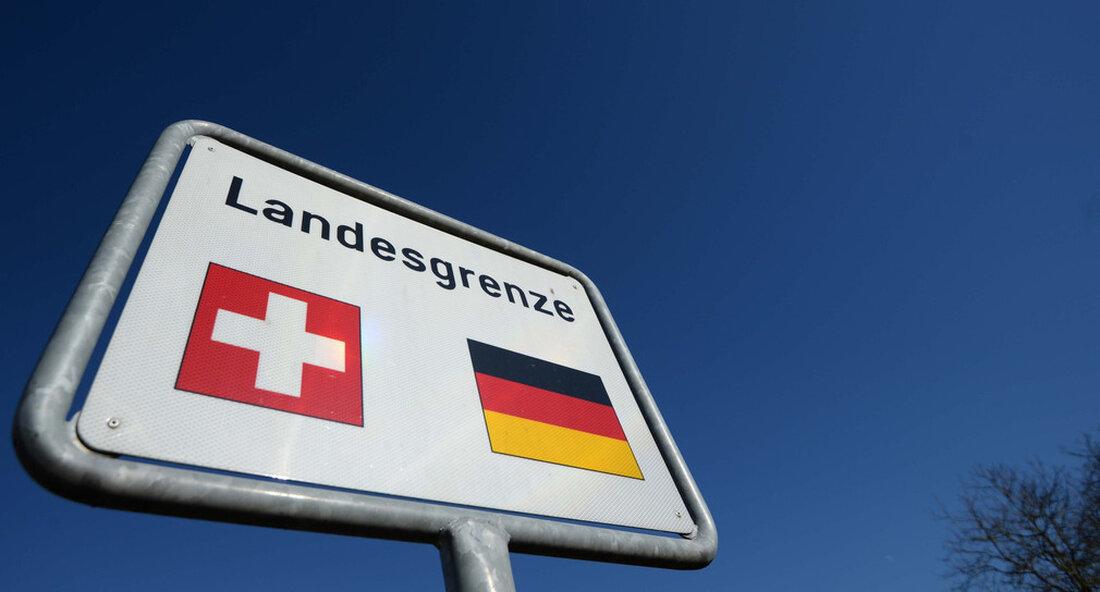 Ministerpräsident Winfried Kretschmann sprach mit Bundesrat Guy Parmelin über den Ausbau der grenzüberschreitenden Zusammenarbeit. Baden-Württemberg und die Schweiz stehen in engem Kontakt zu Themen wie dem institutionellen Rahmenabkommen, Horizon Europe oder dem neuen „Pop-up-Haus der Schweiz“. &#8222;Das Coronavirus hat uns mit einer zweiten schweren Welle überrannt. Bundesrat Guy Parmelin und ich hatten uns die Dinge nach unserem letzten Gespräch im vergangenen Mai anders vorgestellt. Leider musste die für heute in Stuttgart geplante deutsch-schweizerische Wirtschafts- und Wissenschaftskonferenz &#8218;Zukunftsforum BW-CH&#8216; verschoben werden. Umso wichtiger ist es, dass Bundesrat Parmelin und ich in diesen Zeiten unseren intensiven Austausch fortsetzen und nach vorne schauen &hellip;