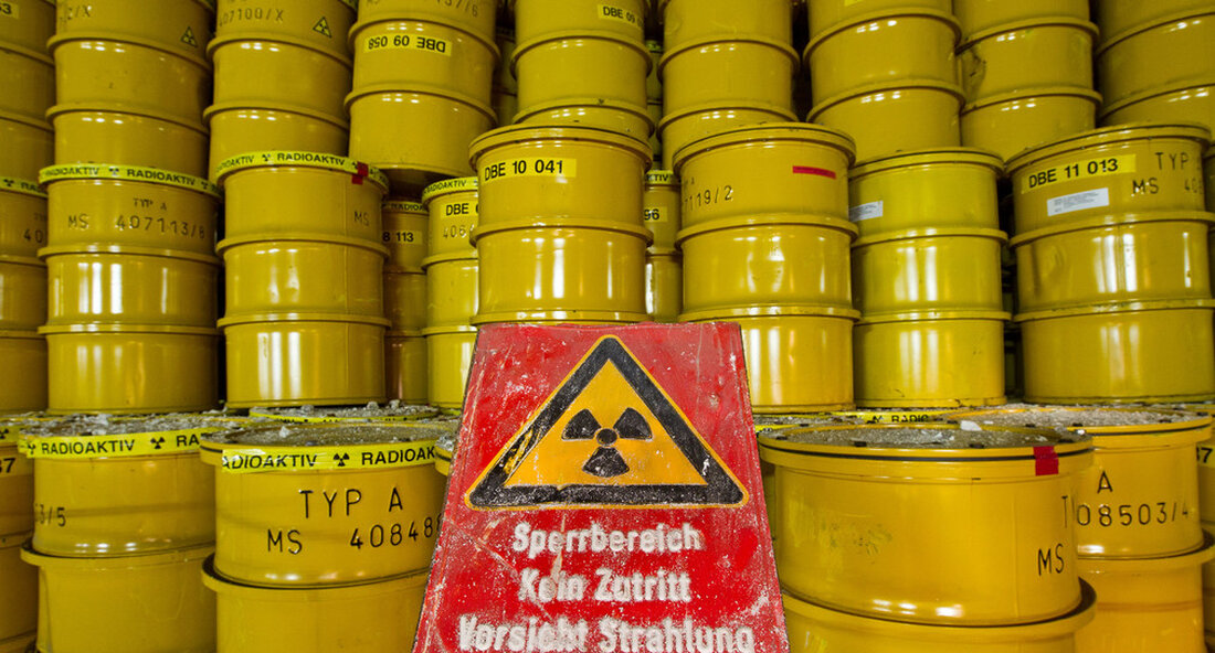 Bei der Suche nach einem atomaren Endlager hat die Schweiz einen Standort in unmittelbarer Grenznähe zu Baden-Württemberg vorgeschlagen. Umweltministerin Thekla Walker betont, dass das Land Baden-Württemberg weiter auf den sichersten Standort drängen und bestmögliche Sicherheitseinrichtungen einfordern wird. Zu den Standortvorschlägen der Nagra (Nationale Genossenschaft für die Lagerung radioaktiver Abfälle) für das schweizerische atomare Endlager in der Region Nördlich Lägern teilt Umwelt- und Energieministerin Thekla Walker mit: „Wir nehmen den Endlagerstandort in der Region Nördlich Lägern als Kombilager für hochradioaktive sowie für schwach- und mittelradioaktive Abfälle im Wirtsgestein Opalinuston zur Kenntnis und werden die Pläne unserer schweizerischen Nachbarn nun vertieft prüfen. …
