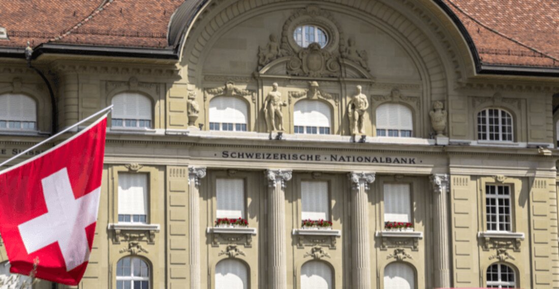 Die Schweizerische Nationalbank hat bekannt gegeben, dass sie die Einführung einer digitalen Zentralbankwährung in absehbarer Zeit nicht plant Die Schweizerische Nationalbank (SNB) hat darauf hingewiesen, dass sie derzeit nicht die Einführung einer digitalen Zentralbankwährung (CBDC) plant. Das hat SNB-Chefvolkswirt Carlos Lenz anlässlich einer Pressekonferenz der Schweizerischen Bankiervereinigung bekannt gegeben. Nach a Bericht In der Schweizer Wirtschaftswoche Handelszeitung teilte Lenz mit, dass derzeit keine Notwendigkeit besteht, einen digitalen Franken zu erstellen, da die aktuellen Zahlungssysteme auch ohne CBDC noch hervorragend funktionieren. Er sagte, „Hier geht es nicht um die Umsetzung auf produktiver Ebene. Derzeit gibt es keine Pläne, digitales Bankgeld einzuführen. …
