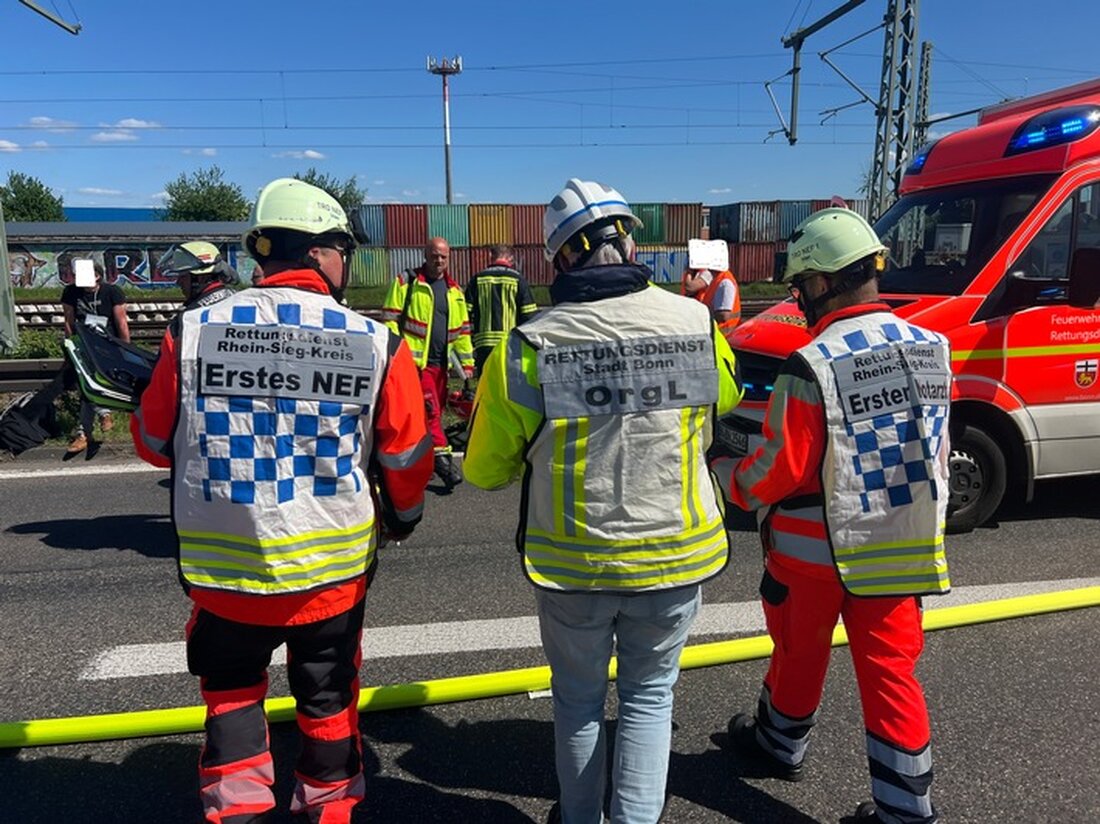 Bei einem Verkehrsunfall auf der A 59 am 11. Mai 2025 wurden acht Personen verletzt. Fünf PKW und ein Bus waren beteiligt.