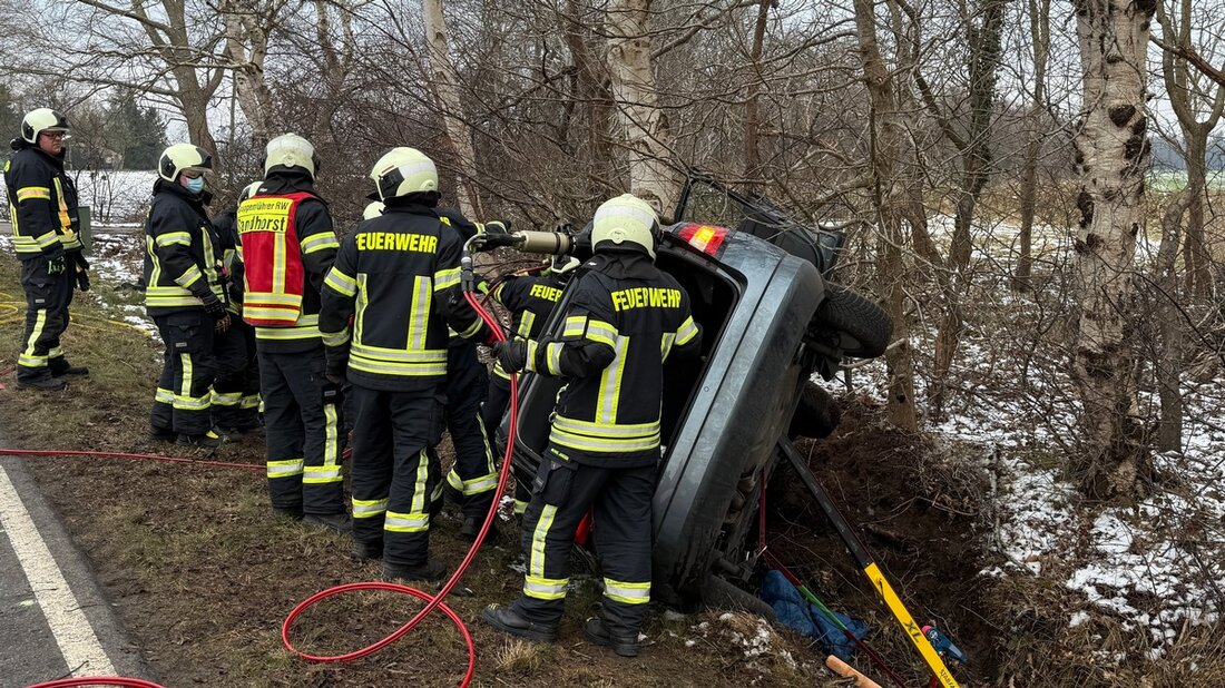 Freiwillige Feuerwehr Aurich leistete aufwendige technische Rettung nach schwerem Verkehrsunfall auf der Brockzeteler Straße.