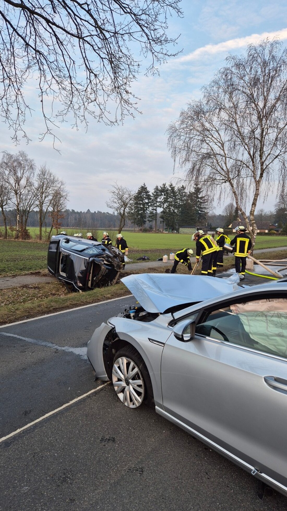 Schwerer Auffahrunfall auf der K17 bei Unterlüß: Golf prallt gegen Subaru, Rettungskräfte im Einsatz. Details hier.