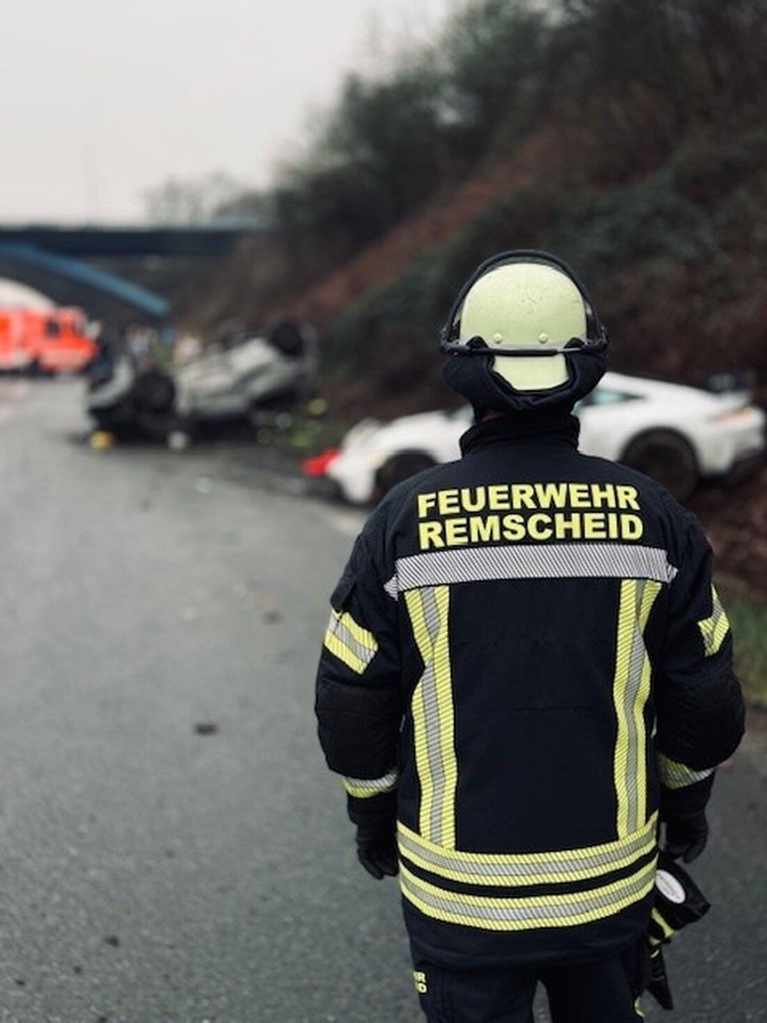 Am 24. März ereignete sich auf der BAB1 bei Remscheid ein schwerer Verkehrsunfall mit drei Verletzten. Rettungsdienst im Einsatz.