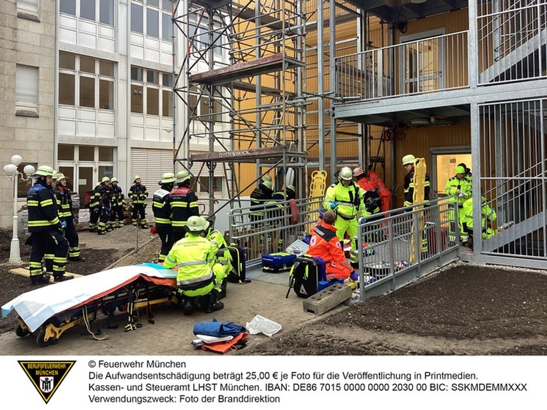 Am 1. April 2025 stürzten zwei Arbeiter auf einer Baustelle in Großhadern beim Aufbau eines Außenaufzugs sieben Meter in die Tiefe.